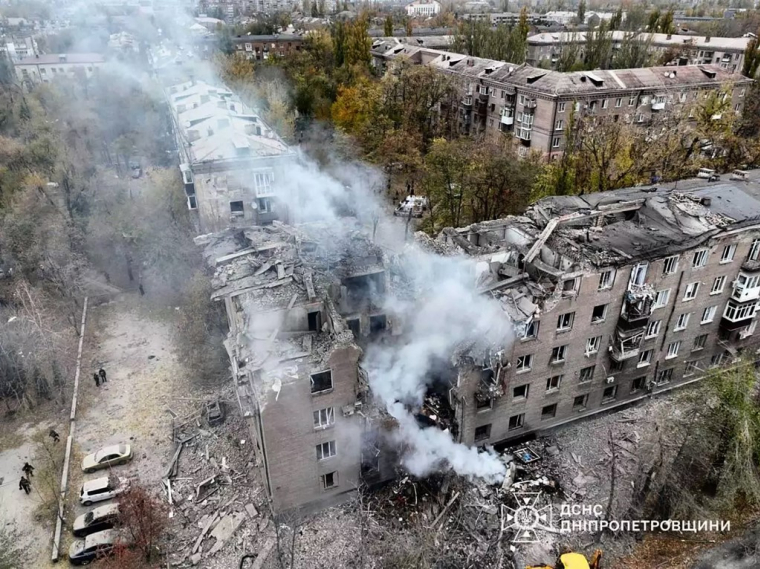 Un bâtiment endommagé par une frappe à Kryvyï Rih, en Ukraine, le 11 novembre 2024. ( STATE EMERGENSY SERVICE OF UKRAI / HANDOUT )
