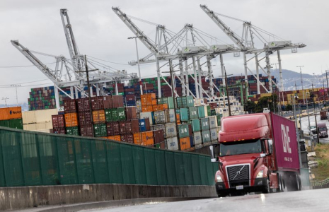 Des conteneurs d'expédition sont visibles au port d'Oakland, alors que les tensions commerciales se poursuivent concernant les tarifs douaniers américains avec la Chine, à Oakland, Californie