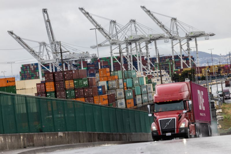Des conteneurs d'expédition sont visibles au port d'Oakland, alors que les tensions commerciales se poursuivent concernant les tarifs douaniers américains avec la Chine, à Oakland, Californie