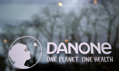 Le logo du groupe alimentaire français Danone est vu au siège de la société à Rueil-Malmaison près de Paris