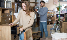 Découvrez nos recommandations de sites pour acheter du mobilier de seconde main, une démarche à la fois économique et écologique. ( crédit photo : Shutterstock )