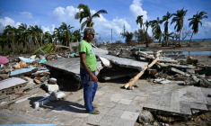 Un homme se tient au milieu des décombres d'une maison endommagée après le passage de l'ouragan Melissa dans le village de Boca de Dos Rios, province de Santiago de Cuba, Cuba, le 30 octobre 2025 ( AFP / YAMIL LAGE )