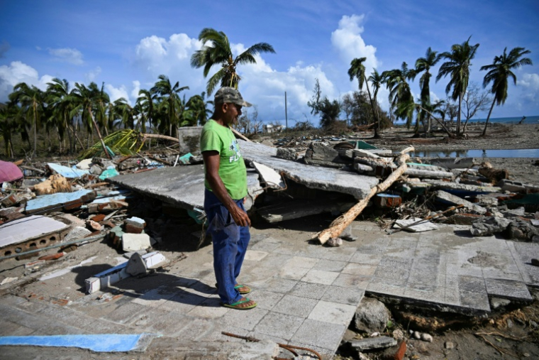 Un homme se tient au milieu des décombres d'une maison endommagée après le passage de l'ouragan Melissa dans le village de Boca de Dos Rios, province de Santiago de Cuba, Cuba, le 30 octobre 2025 ( AFP / YAMIL LAGE )