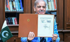 Le Premier ministre pakistanais Shehbaz Sharif montre le protocole d'accord signé par les présidents américain et iranien, après l'avoir lui-même signé en tant que médiateur, le 18 juin 2026 à Islamabad ( Pakistan's Prime Minister Office / - )