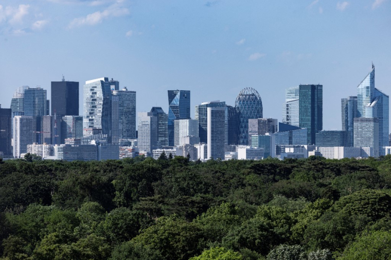 Le quartier de La defense à Paris le 17 mai 2022. ( AFP / THOMAS SAMSON )