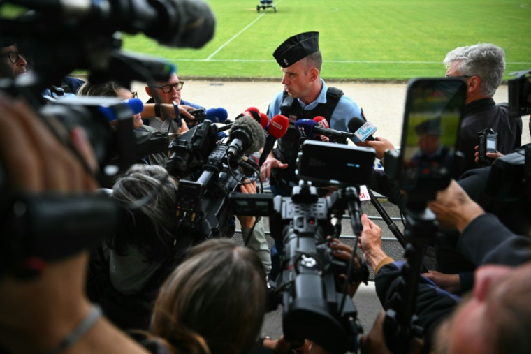 Le colonel de gendarmerie Philippe de Laforcade, en charge des recherches de la collégienne Lyhanna, s'adresse aux journalistes à Fleurance, le 2 juin 2026 dans le Gers ( AFP / Lionel BONAVENTURE )