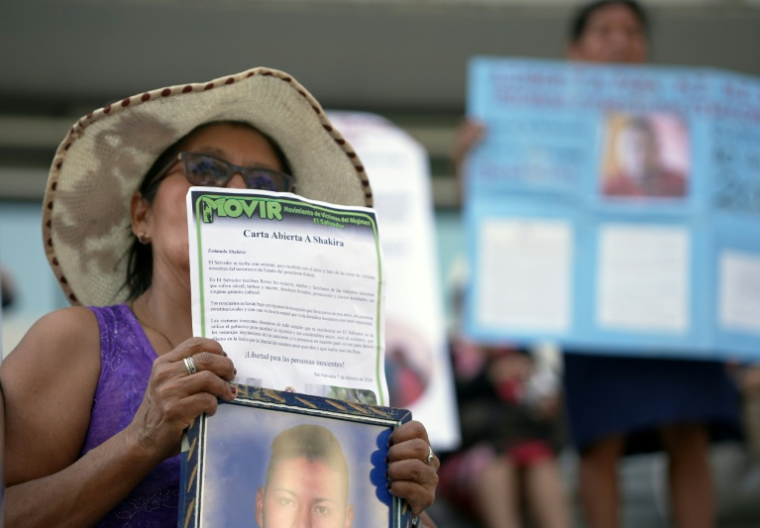Une militante du collectif Movir brandit une lettre ouverte adressée à la chanteuse colombienne Shakira lors de sa tournée mondiale au Salvador dans le cadre du régime d'exception qui autorise les arrestations sans mandat, le 15 février 2026 ( AFP / Marvin RECINOS )