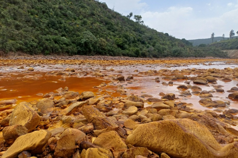 Photo non datée obtenue le 21 juillet 2026 de Luke Bridgestock, de l'université de St Andrews montrant le fleuve Tinto pollué, dans le sud-ouest de l'Espagne ( University of St Andrews / Luke Bridgestock )