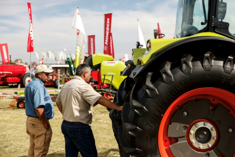 Des tracteurs exposés au salon agricole NAMPO à Bothaville (140 kms au sud-ouest de Johannesbourg), le 15 mai 2025 ( AFP / Paul Botes )