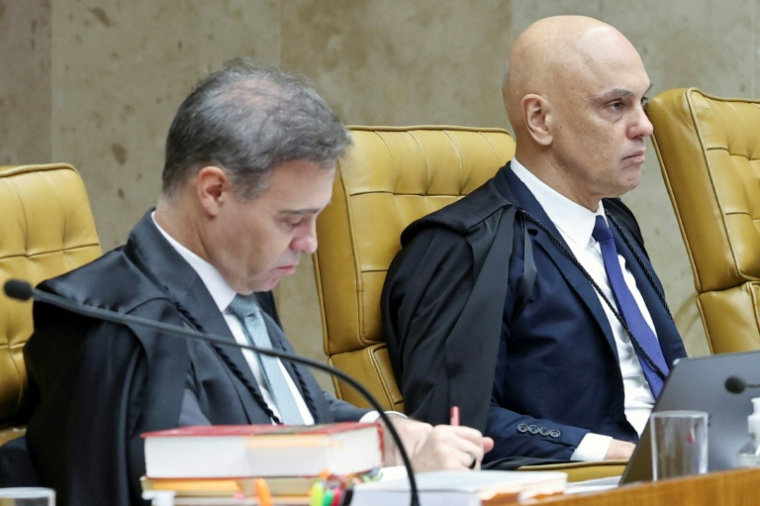 Les juges de la Cour suprême fédérale du Brésil Alexandre de Moraes (d.) et Andre Mendonça, le 15 septembre 2026, à Brasilia ( Brazilian Supreme Court / ROSINEI COUTINHO )