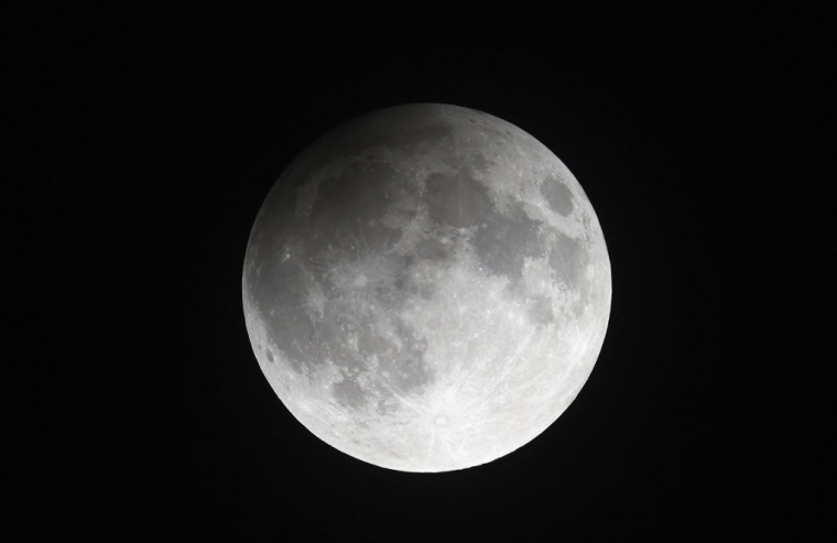 Les Etats-Unis souhaitent installer un réacteur nucléaire sur la Lune avant la fin de la décennie (illustration) ( GETTY IMAGES NORTH AMERICA / BRUCE BENNETT )