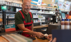 (Crédits photo : Adobe Stock - paiement en espèces en magasin)