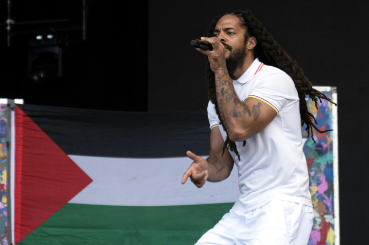 Bobby Vylan, l'un des membres du groupe de rap britannique Bob Vylan, en concert au festival de Glastonbury à Pilton, dans le sud-ouest de l'Angleterre, le 28 juin 2025 ( AFP / Oli SCARFF )