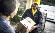 Si les livraisons en point relais sont moins chères et plus écologiques, les clients préfèrent la livraison à domicile. ( crédit photo : Getty Images )