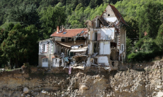 Une maison en partie effondrée à Saint-Martin-Vésubie, dans les Alpes-Maritimes, le 21 septembre 2021 ( AFP / Valery HACHE )