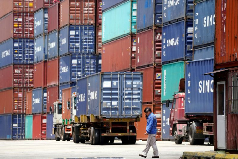 Des containers dans le port de Shanghai en Chine