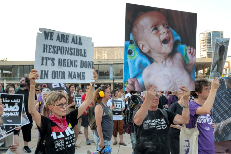 Des militants israéliens manifestent à Tel-Aviv pour dénoncer la situation humanitaire catastrophique à Gaza menacée de famine selon l'ONU, le 22 juillet 2025 ( AFP / Jack GUEZ )