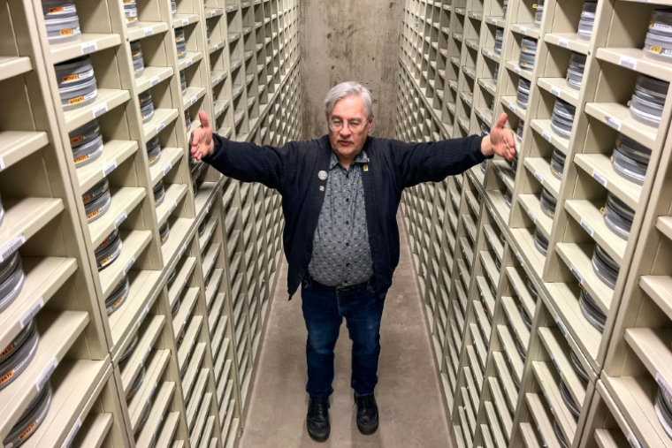Le responsable de la chambre forte de films nitrate, George Willeman, explique le fonctionnement de la chambre forte au Centre national de conservation audiovisuelle de la Bibliothèque du Congrès à Culpeper, en Virginie, le 2 avril 2026 ( AFP / KENT NISHIMURA )