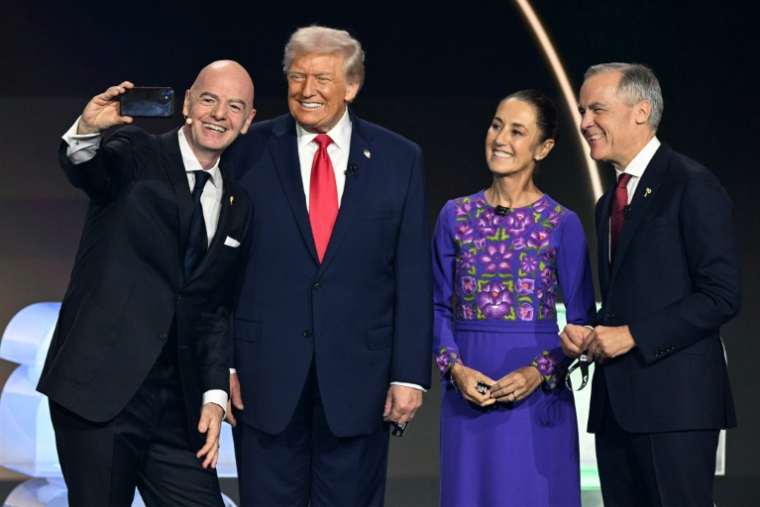 Le président de la Fifa Gianni Infantino, le président américain Donald Trump, la présidente du Mexique Claudia Sheinbaum et le Premier ministre du Canada Mark Carney lors du tirage au sort de la Coupe du monde de football 2026, à Washington, le 5 décembre 2025 ( AFP / Jim WATSON )