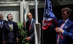 L'envoyé américain pour la Syrie, Thomas Barrack, hisse le drapeau américain à la résidence de l'ambassadeur des États-Unis à Damas