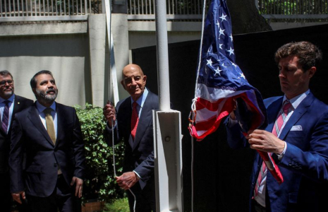 L'envoyé américain pour la Syrie, Thomas Barrack, hisse le drapeau américain à la résidence de l'ambassadeur des États-Unis à Damas