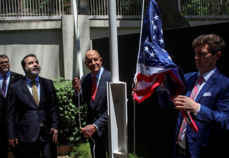 L'envoyé américain pour la Syrie, Thomas Barrack, hisse le drapeau américain à la résidence de l'ambassadeur des États-Unis à Damas