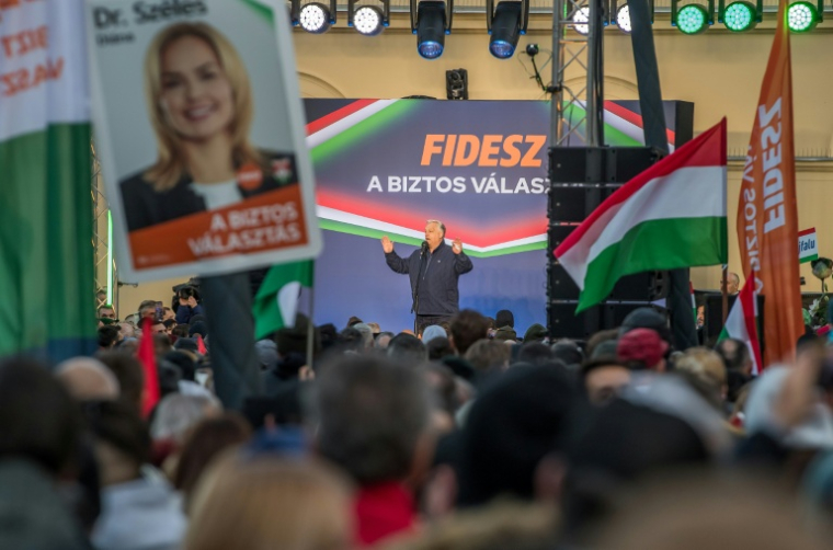 Le Premier ministre hongrois Viktor Orban en meeting, le 9 avril 2026 à Debrecen, en Hongrie ( AFP / FERENC ISZA )
