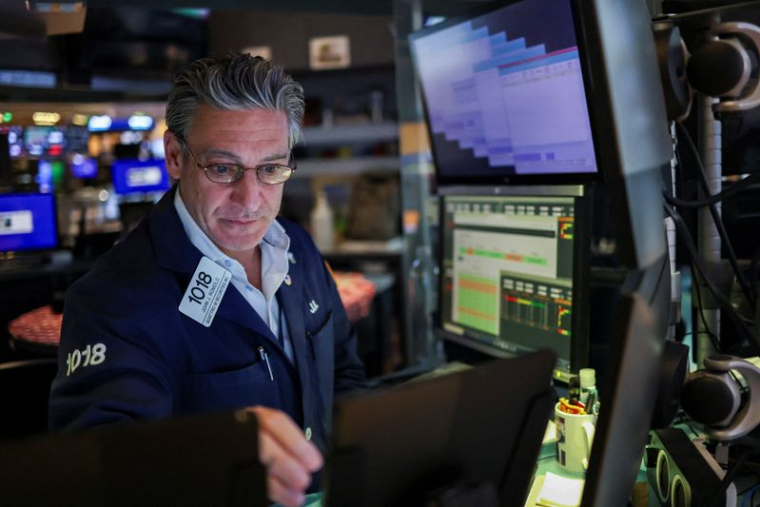 Un trader travaille à la bourse de New York