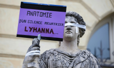 Une affiche placardée sur une statue à l'occasion d'une manifestation devant le tribunal d'Auch le 8 juin 2026 pour demander une loi contre les violences aux enfants dans la foulée de l'affaire Lyhanna ( AFP / Valentine CHAPUIS )