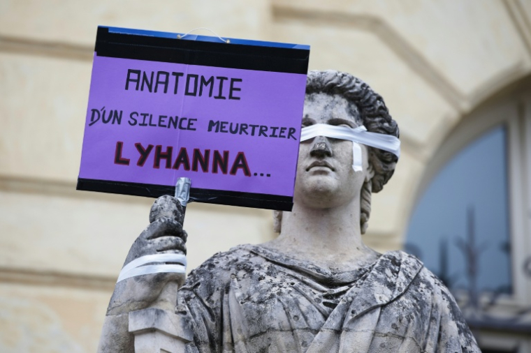 Une affiche placardée sur une statue à l'occasion d'une manifestation devant le tribunal d'Auch le 8 juin 2026 pour demander une loi contre les violences aux enfants dans la foulée de l'affaire Lyhanna ( AFP / Valentine CHAPUIS )