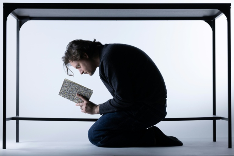 L'écrivain et poète Victor Malzac à Paris, le 3 mars 2026 ( AFP / JOEL SAGET )