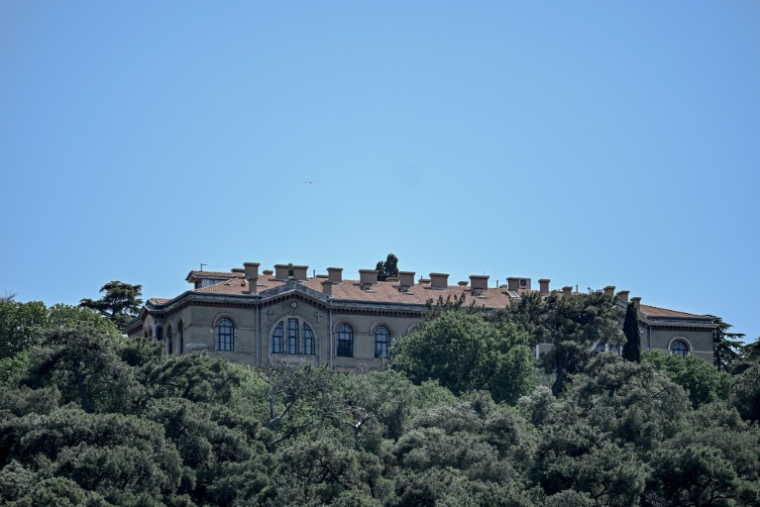 Vue du séminaire de Halki, ouvert au milieu du XIXe siècle et qui fut la principale école de théologie de l'Église orthodoxe orientale jusqu'à sa fermeture en 1971, le 2 juillet 2026 à Heybeliada, au large d'Istanbul ( AFP / Ozan KOSE )