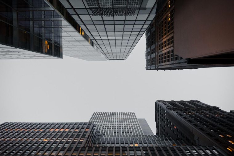 Buildings contre plongée 2 (Crédits: Unsplash - Nicolas Jehly)