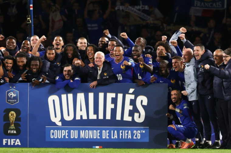 Les Bleus du sélectionneur français Didier Deschamps (au centre), après leur qualification pour le Mondial-2026 grâce à leur victoire contre l'Ukraine, le 13 novembre 2025 au Parc des Princes ( AFP / FRANCK FIFE )
