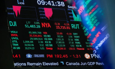 Un écran affiche les informations boursières après l'ouverture de la Bourse de New York (NYSE) à New York.