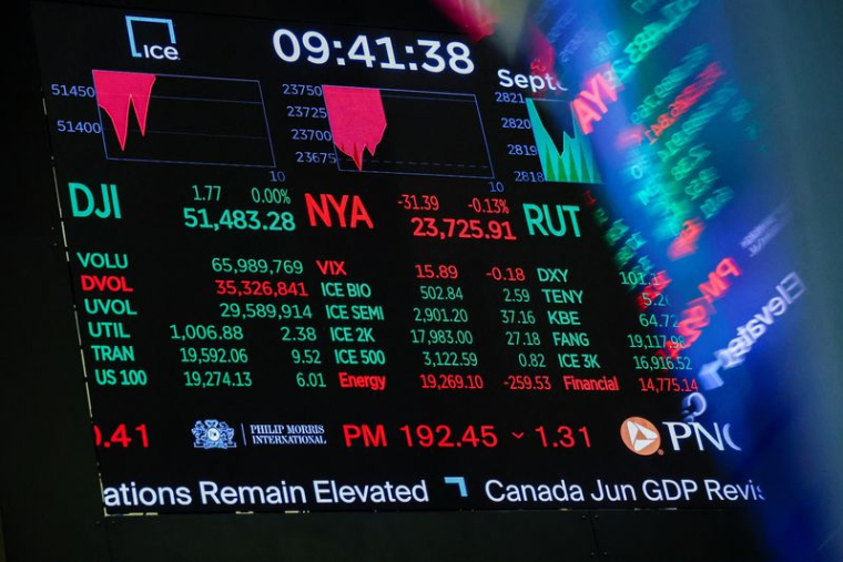 Un écran affiche les informations boursières après l'ouverture de la Bourse de New York (NYSE) à New York.