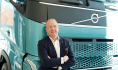 Le PDG d'AB Volvo, Martin Lundstedt, se tient devant un camion Volvo à Göteborg, en Suède