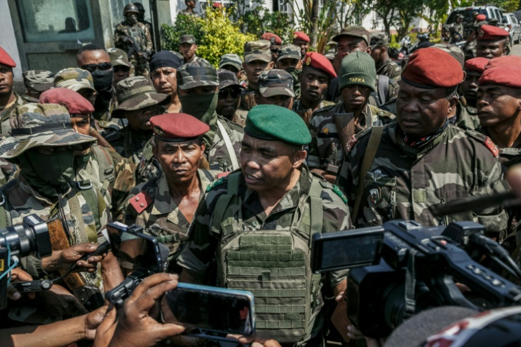 Des membres d'une unité de l'armée malgache parlent à la presse près de leur camp situé près d'Antananarivo, le 11 octobre 2025 ( AFP / RIJASOLO )