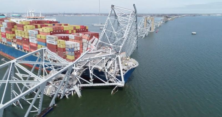 Vue par drone du cargo Dali, qui s'est écrasé sur le pont Francis Scott Key et l'a fait s'effondrer, à Baltimore