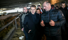 Le président français Emmanuel Macron (C) visite une ferme à Vallerois-le-Bois (Haute-Saône) dans l'est de la France, le 3 février  2026 ( POOL / SEBASTIEN BOZON )