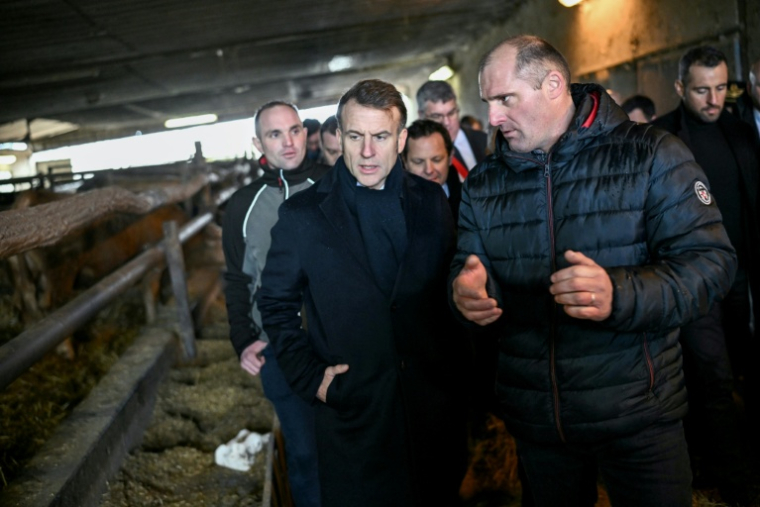 Le président français Emmanuel Macron (C) visite une ferme à Vallerois-le-Bois (Haute-Saône) dans l'est de la France, le 3 février  2026 ( POOL / SEBASTIEN BOZON )