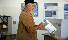 Un électeur vote pour les législatives au Kosovo, les troisièmes en seize mois, le 7 juin 2026 à Pristina ( AFP / Armend NIMANI )