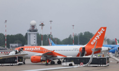 Un avion Easyjet est remorqué à l'aéroport de Linate à Milan, en Italie