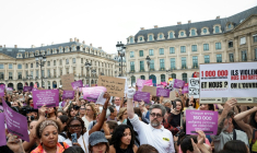 Manifestation contre les violences sexuelles devant le ministère de la Justice, place Vendôme, alors qu'une commission spéciale de l'Assemblée nationale examine un projet de loi visant à protéger les femmes et les enfants, le 7 septembre 2026 à Paris ( AFP / GEOFFROY VAN DER HASSELT )
