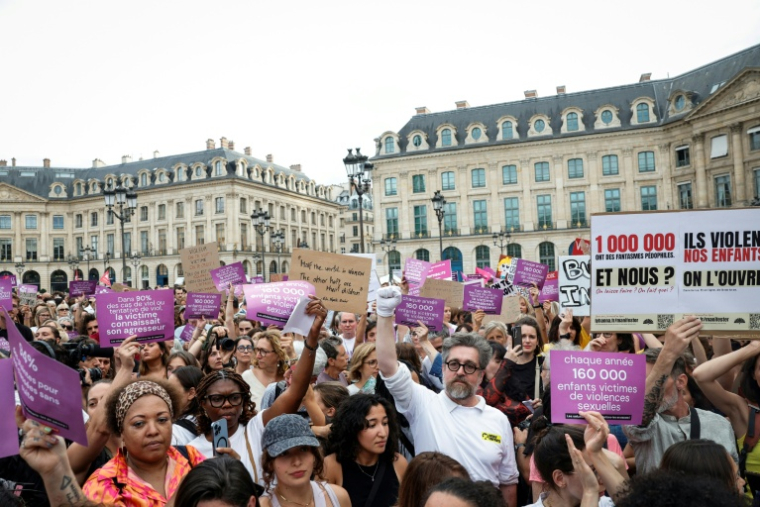 Manifestation contre les violences sexuelles devant le ministère de la Justice, place Vendôme, alors qu'une commission spéciale de l'Assemblée nationale examine un projet de loi visant à protéger les femmes et les enfants, le 7 septembre 2026 à Paris ( AFP / GEOFFROY VAN DER HASSELT )