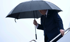 Le président américain Donald Trump tient un parapluie à sa descente de l'avion présidentiel Air Force One à la base Andrews, près de Washington, le 22 mai 2026 ( AFP / Brendan SMIALOWSKI )