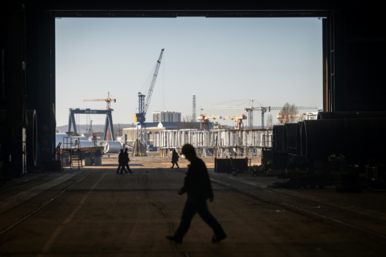 Des employés du chantier naval de Gdansk, le 6 mars 2026 ( AFP / Wojtek RADWANSKI )