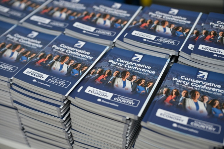 Des programmes de la conférence du Parti conservateur sont empilés, lors de la première journée du congrès annuel du parti à Birmingham, dans le centre de l'Angleterre, le 4 octobre 2026 ( AFP / Oli SCARFF )