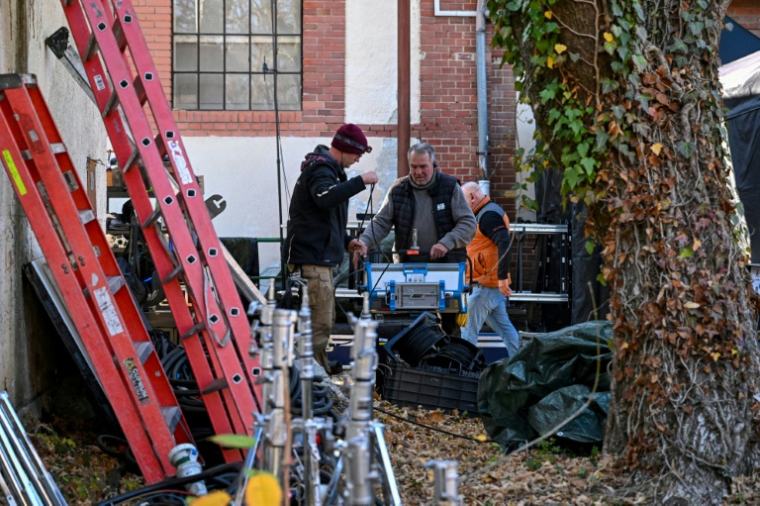 Une équipe de tournage travaille sur le plateau d'un film d'horreur dans un ancien hôpital psychiatrique de Budapest, le 7 novembre 2025 en Hongrie ( AFP / Attila KISBENEDEK )