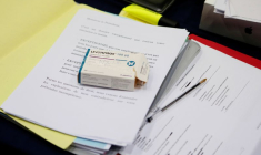 Photo de dossiers et d'une boîte de Levothyrox